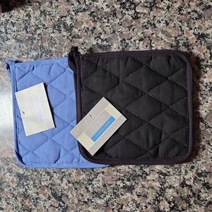 Lot of 2 each color has 2 black and blue solid  pot holders w/ tags new